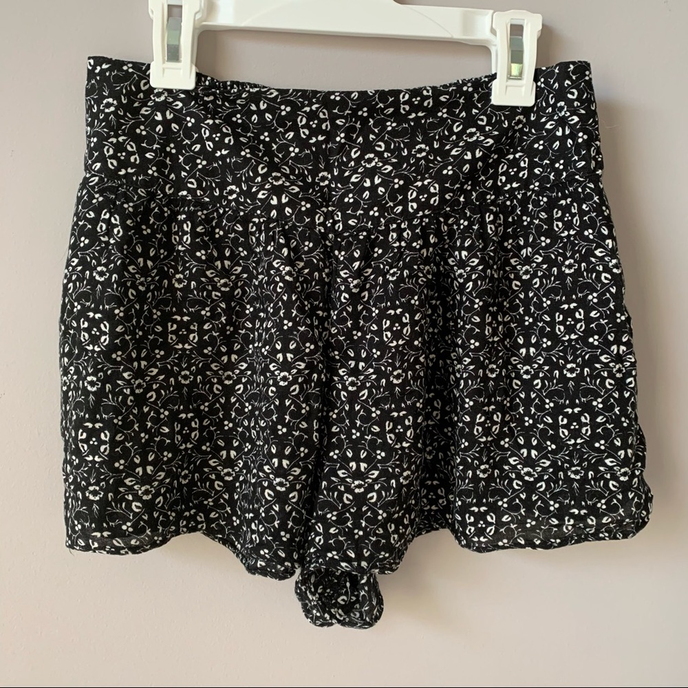 AEO Black & White Floral Soft Shorts 😍